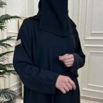 ⁦عبايه كلوش بتطريز كحلى مخفي من كم واسفل العبايه⁩ - الصورة ⁦3⁩