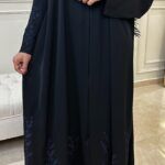 ⁦عبايه كلوش بتطريز كحلى مخفي من كم واسفل العبايه⁩ - الصورة ⁦2⁩