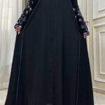 ⁦عباية نواعم بتطريز ملون على اكمام كامل⁩ - الصورة ⁦2⁩