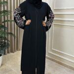 ⁦عباية كتف مزينه بتطريز وردي وابيض على اكمام⁩ - الصورة ⁦6⁩