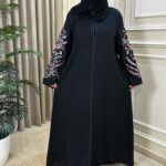 ⁦عباية كتف مزينه بتطريز وردي وابيض على اكمام⁩ - الصورة ⁦2⁩