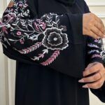 ⁦عباية كتف مزينه بتطريز وردي وابيض على اكمام⁩ - الصورة ⁦5⁩