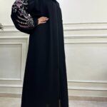 ⁦عباية كتف مزينه بتطريز وردي وابيض على اكمام⁩ - الصورة ⁦3⁩