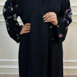 عبايه كتف بكم مفصول بتطريز ملون على كم