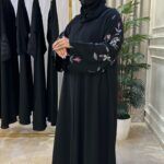 ⁦عبايه كتف بكم مفصول بتطريز ملون على كم⁩ - الصورة ⁦6⁩