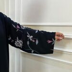 ⁦عبايه كتف بكم مفصول بتطريز ملون على كم⁩ - الصورة ⁦3⁩