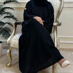 عبايه كتف مزينه بتطريز اسود على اكمام