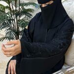 ⁦عبايه كتف مزينه بتطريز اسود على اكمام⁩ - الصورة ⁦3⁩