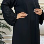 ⁦عبايه كتف مزينه بتطريز اسود على اكمام⁩ - الصورة ⁦2⁩