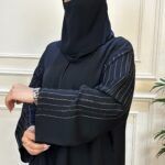 عبايه كتف مطرز على اكتاف محدده من امام بلون نحاسي