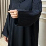 ⁦عبايه كتف مطرز قصب على اكتاف محدده من امام بلون اسود⁩ - الصورة ⁦3⁩