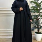 ⁦عباية كتف بتطريز شك اسود على اكمام⁩ - الصورة ⁦2⁩