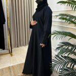 ⁦عباية كتف بتطريز شك اسود على اكمام⁩ - الصورة ⁦3⁩