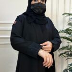 عباية كتف مزينه بتطريز اسود من ظهر