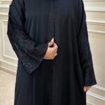 ⁦عبايه كتف بتطريز ارى اسود من امام وكم⁩ - الصورة ⁦2⁩
