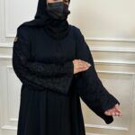 ⁦عبايه كتف بتطريز ارى اسود من امام وكم⁩ - الصورة ⁦4⁩