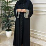 ⁦عباية كتف محدده بتطريز بيج و اسود من امام واكمام⁩ - الصورة ⁦9⁩