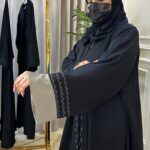 ⁦عباية كتف محدده بتطريز بيج و اسود من امام واكمام⁩ - الصورة ⁦8⁩