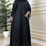 ⁦عباية كتف محدده بتطريز بيج و اسود من امام واكمام⁩ - الصورة ⁦7⁩