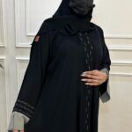 ⁦عباية كتف محدده بتطريز بيج و اسود من امام واكمام⁩ - الصورة ⁦5⁩