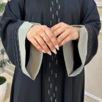 ⁦عباية كتف محدده بتطريز بيج و اسود من امام واكمام⁩ - الصورة ⁦4⁩