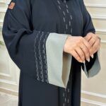 ⁦عباية كتف محدده بتطريز بيج و اسود من امام واكمام⁩ - الصورة ⁦3⁩