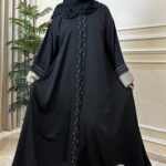 عباية كتف محدده بتطريز بيج و اسود من امام واكمام