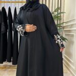 ⁦عباية كتف بتطريز شك اسود و بيج على اكمام⁩ - الصورة ⁦3⁩