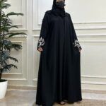 ⁦عباية كتف بتطريز شك اسود و بيج على اكمام⁩ - الصورة ⁦4⁩