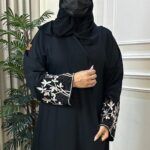 عباية كتف بتطريز شك اسود و بيج على اكمام