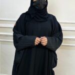 ⁦عبايه كتف نص بشت محدده بلون اسود⁩ - الصورة ⁦3⁩