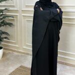 ⁦عبايه كتف نص بشت محدده بلون اسود⁩ - الصورة ⁦2⁩