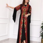 ⁦جلابيه بتطريز عربي و بكم وسيع احمر⁩ - الصورة ⁦3⁩