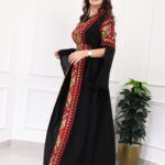 ⁦جلابيه بتطريز عربي و بكم وسيع احمر⁩ - الصورة ⁦7⁩