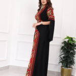 ⁦جلابيه بتطريز عربي و بكم وسيع احمر⁩ - الصورة ⁦8⁩