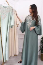 ⁦جلابيه اخضر بخرز من صدر منتد الى اكتاف⁩ - الصورة ⁦4⁩