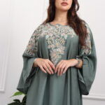 ⁦جلابيه اخضر بخرز من صدر منتد الى اكتاف⁩ - الصورة ⁦2⁩