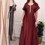 ⁦جلابيه عنابي مطرزه تطريز كبيوتر من امام مع فصوص⁩ - الصورة ⁦7⁩