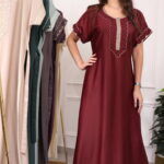 ⁦جلابيه عنابي مطرزه تطريز كبيوتر من امام مع فصوص⁩ - الصورة ⁦8⁩