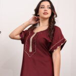 ⁦جلابيه عنابي مطرزه تطريز كبيوتر من امام مع فصوص⁩ - الصورة ⁦9⁩