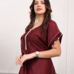 ⁦جلابيه عنابي مطرزه تطريز كبيوتر من امام مع فصوص⁩ - الصورة ⁦10⁩