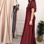 ⁦جلابيه عنابي مطرزه تطريز كبيوتر من امام مع فصوص⁩ - الصورة ⁦4⁩