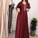 ⁦جلابيه عنابي مطرزه تطريز كبيوتر من امام مع فصوص⁩ - الصورة ⁦3⁩