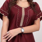 جلابيه عنابي مطرزه تطريز كبيوتر من امام مع فصوص