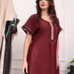 ⁦جلابيه عنابي مطرزه تطريز كبيوتر من امام مع فصوص⁩ - الصورة ⁦2⁩