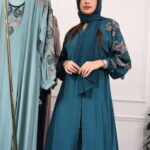 ⁦جلابيه اخضر بطبقه داخليه و تطريز من الصدر ممتده على اكتاف⁩ - الصورة ⁦8⁩