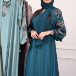 ⁦جلابيه اخضر بطبقه داخليه و تطريز من الصدر ممتده على اكتاف⁩ - الصورة ⁦9⁩