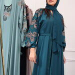 ⁦جلابيه اخضر بطبقه داخليه و تطريز من الصدر ممتده على اكتاف⁩ - الصورة ⁦10⁩