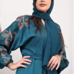 جلابيه اخضر بطبقه داخليه و تطريز من الصدر ممتده على اكتاف