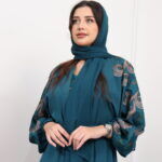 ⁦جلابيه اخضر بطبقه داخليه و تطريز من الصدر ممتده على اكتاف⁩ - الصورة ⁦2⁩